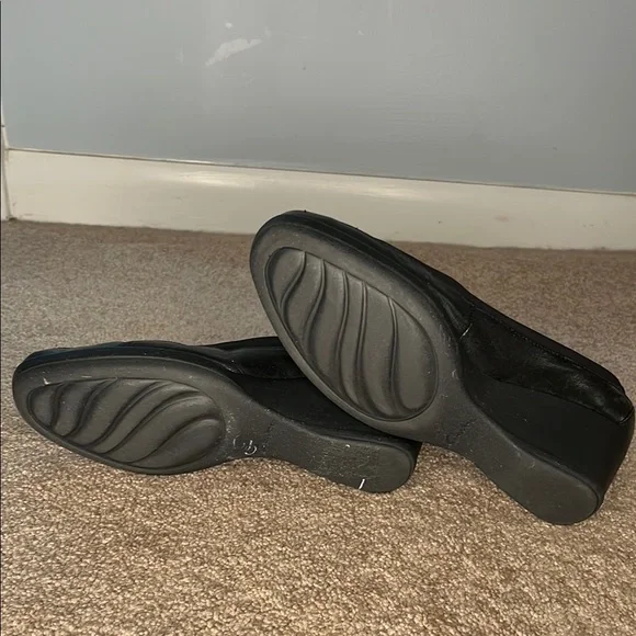 Clarks Black Flats with Suede Finish and Cushioned Insoles - Picture 4 of 7